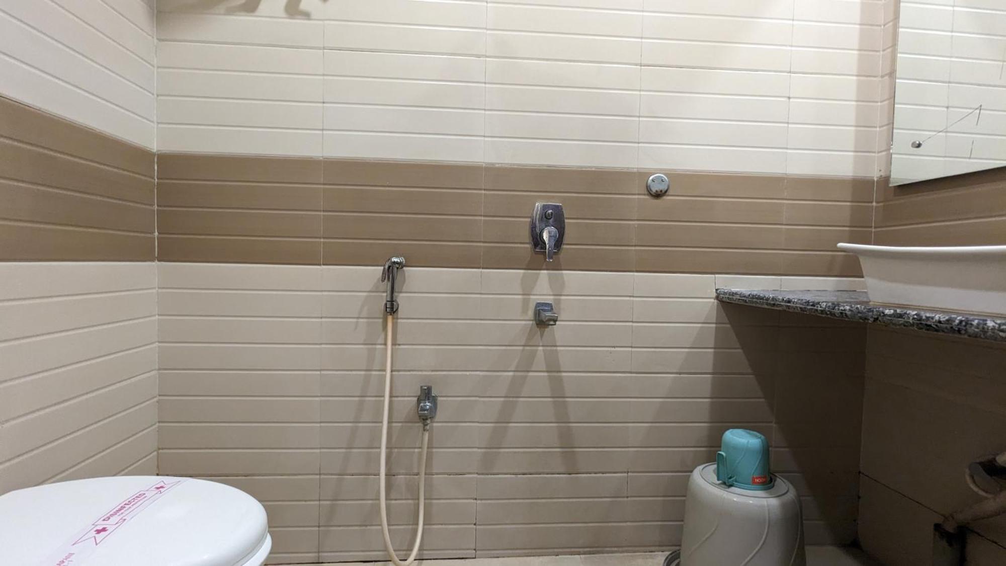 טארפית Hotel Binapani Deluxe 1 מראה חיצוני תמונה